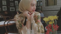 Wanita yang juga mantan pramugari ini punya gaya seru saat kulineran. Salah satunya ada momen dirinya saat ngopi cantik di kafe estetik. Foto: Instagram @iranandha