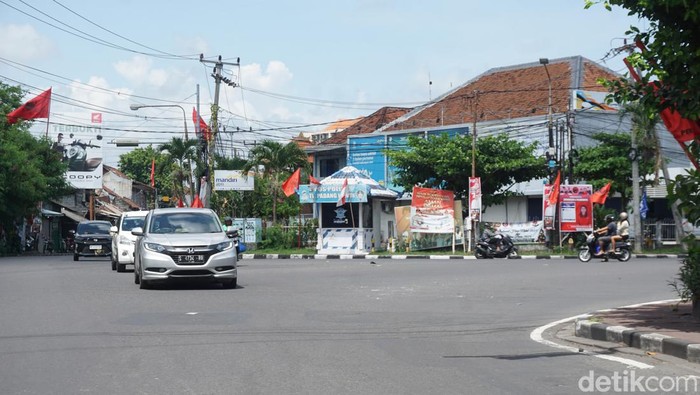 Jalan Gatsu Barat menghubungkan Denpasar, Kuta, dan Mengwi mentok sampai wilayah Kelurahan Kerobokan Kaja, Kuta Utara.