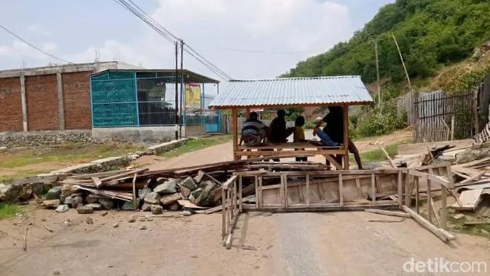 Jalan penghubung Desa Cenggu dan Desa Renda di Bima, NTB, diblokade karena bentrokan.