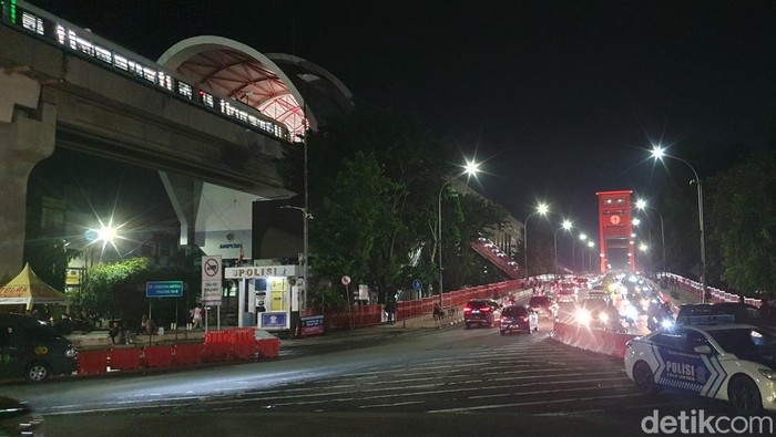 Jalan Sudirman menuju jembatan Ampera padat merayap jelang malam tahun baru