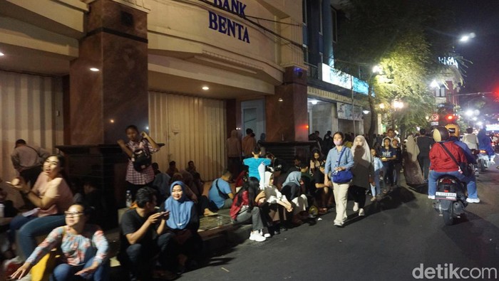 Menjelang pergantian tahun, warga di Kota Surabaya mulai memadati Jalan Tunjungan, Minggu (31/12/2023).