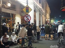 Jalan Tunjungan Dipadati Warga Jelang Pergantian Tahun
