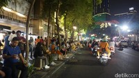 Sejak pukul 22.30 WIB warga sudah berada di Jalan Tunjungan untuk menanti pergantian tahun.