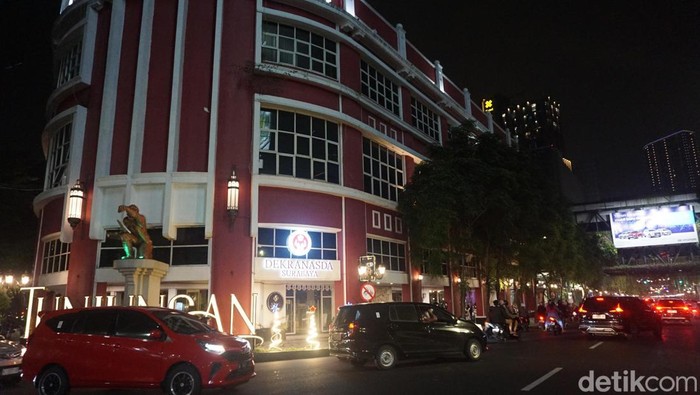 Menjelang pergantian tahun, warga di Kota Surabaya mulai memadati Jalan Tunjungan, Minggu (31/12/2023).