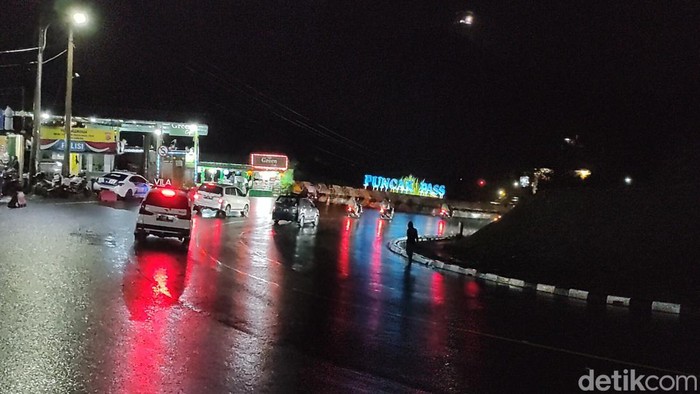 Jalur Puncak Cianjur Jawa Barat saat malam pergantian tahun ini, Minggu (31/12/2023).