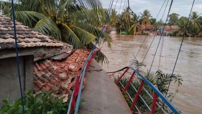 Jembatang penghubung dua desa di Muratara putus