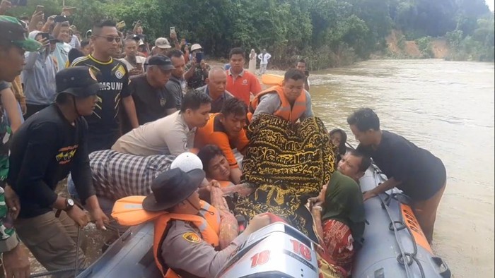 Jenazah Briptu Arifin, korban longsor di Bungo, Jambi saat dievakuasi menggunakan speedboat.