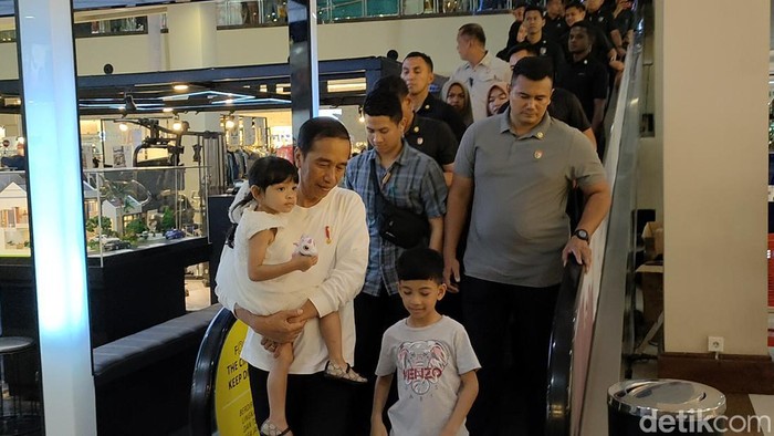 Jokowi mengajak Jan Ethes dan Lembah Manah jalan-jalan ke mal Solo Paragon, Minggu (31/12/2023).