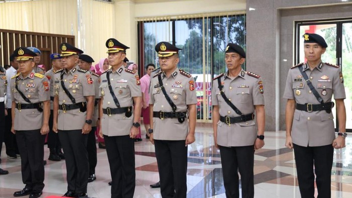 Kapolda Kepri, Irjen Yan Fitri Halimansyah memimpin serah terima jabatan Irwasda dan pejabat utama Polda.(dok Polda)