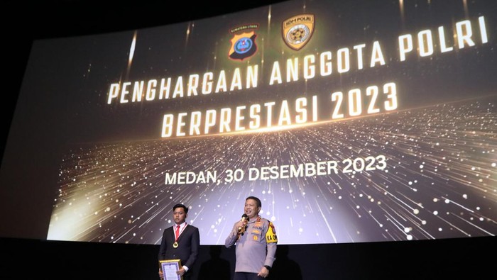 Kapolda Sumut Irjen Agung saat memberi penghargaan ke Iptu Sujiwo Satrio Priono. (Foto: Dok. Polda Sumut)