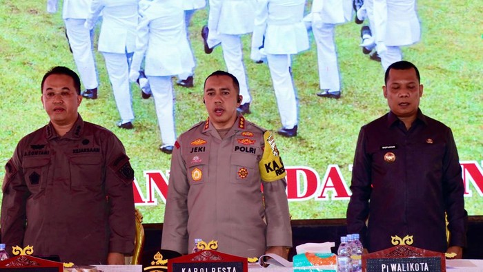 Kapolresta Pekanbaru Kombes Jeki Rahmat Mustika (tengah) saat merilis catatan akhir tahun. (Dok Humas Polresta Pekanbaru)