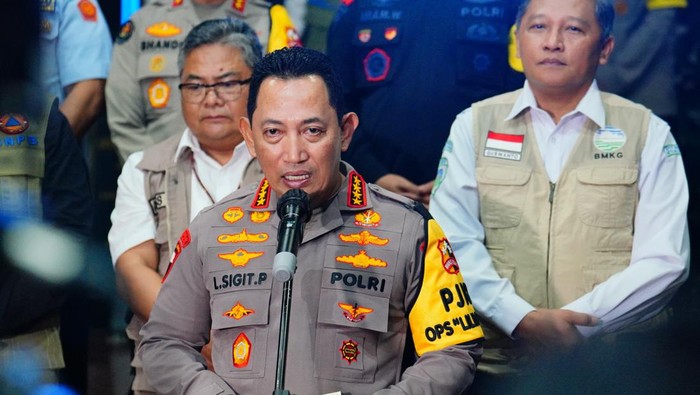 Kapolri Jenderal Listyo Sigit Prabowo bersama Panglima TNI Jenderal Agus Subiyanto saat jumpa pers di Polda Metro Jaya soal pengamanan tahun baru.