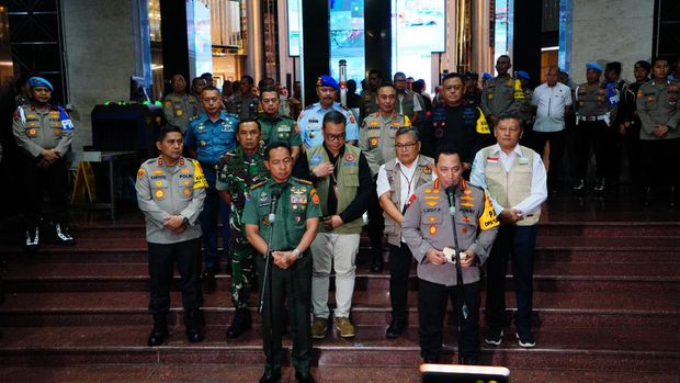Kapolri Jenderal Listyo Sigit Prabowo bersama Panglima TNI Jenderal Agus Subiyanto saat jumpa pers di Polda Metro Jaya soal pengamanan tahun baru.