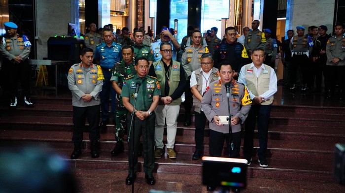 Kapolri Jenderal Listyo Sigit Prabowo bersama Panglima TNI Jenderal Agus Subiyanto saat jumpa pers di Polda Metro Jaya soal pengamanan tahun baru.