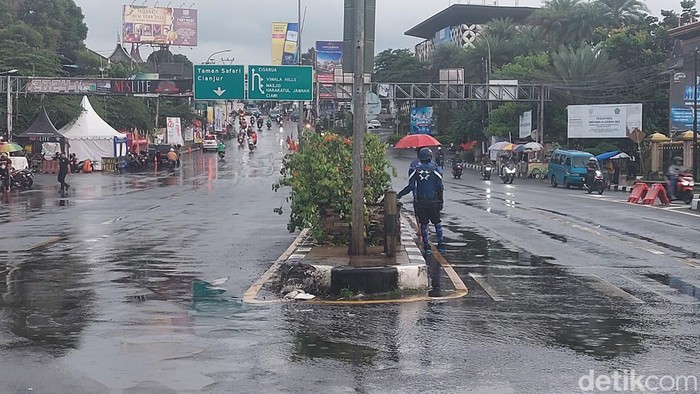 Kawasan Puncak, Bogor, hujan dan berkabut (M Sholihin/detikcom)