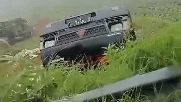 Tangkapan layar kecelakaan minibus dan pickup di jalur Dieng tepatnya di Desa Condongcampur, Banjarnegara.