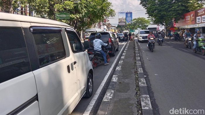 Kemacetan di Jl Dago, Kota Bandung yang mengarah ke Lembang, KBB, Minggu (31/12/2023).