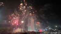 Kembang api menjadi salah satu elemen yang selalu mencuri perhatian masyarakat saat malam pergantian tahun. Nur Ainun/detikSulsel