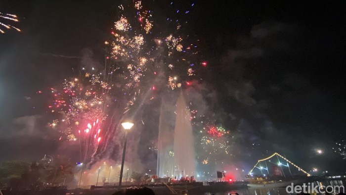 Kembang api malam tahun baru di Pantai Losari, Makassar. Nur Ainun/detikSulsel
