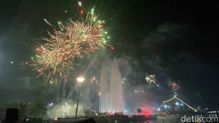 Kembang api malam tahun baru di Pantai Losari, Makassar. Nur Ainun/detikSulsel Kembang api malam tahun baru di Pantai Losari, Makassar. Nur Ainun/detikSulsel