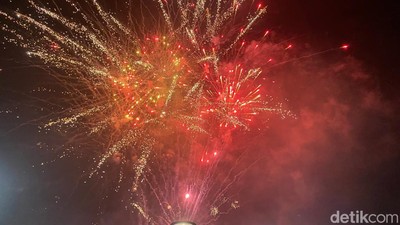 Potret Langit Makassar Bertabur Kembang Api di Malam Tahun Baru 2024