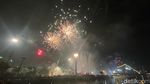 Potret Langit Makassar Bertabur Kembang Api di Malam Tahun Baru 2024