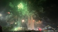 Penampakan kilau dan indahnya warna kembang api memberikan keceriaan di momen tahun baru 2024. Nur Ainun/detikSulsel