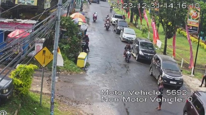 Kepadatan lalu lintas di kawasan wisata Trawas.