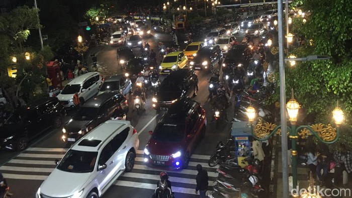 Kepadatan lalu lintas mulai terjadi di Kota Malang.