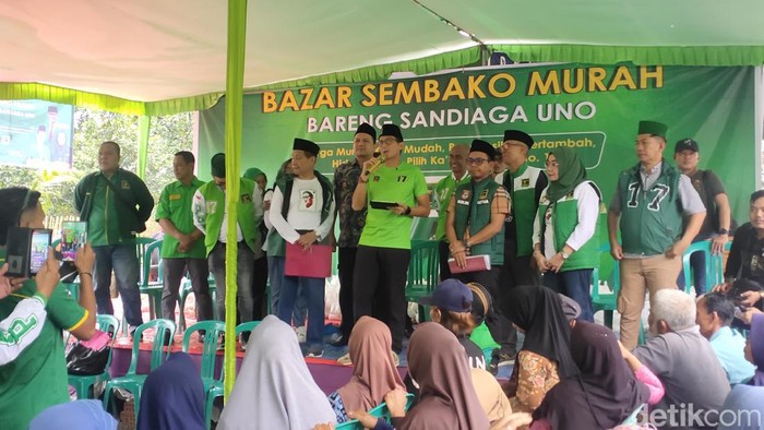 Ketua Bappilu PPP Sandiaga Uno saat ikut membagikan ratusan paket sembako ke warga di Banyuasin.