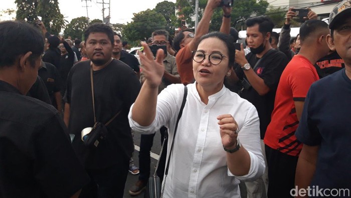 Agustina Wilujeng menemui ratusan relawan Ganjar - Mahfud yang menggelar aksi solidaritas di depan RSUD Pandan Arang, Boyolali