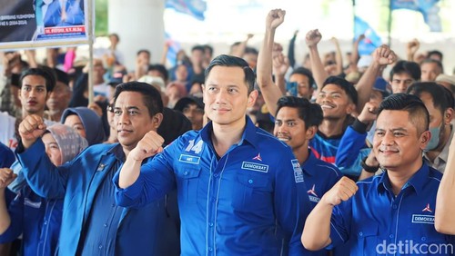 Ketum Partai Demokrat AHY (tengah) bersama Ketua DPD Demokrat NTB Indra Jaya Usman (kanan) saat di Bima, NTB.