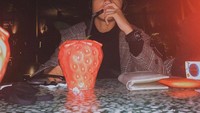 Gaya kecenya ditampilkan saat berkunjung ke kafe yang keren. Minuman unik berbentuk strawberry dipesan oleh Kiesha untuk menyegarkan tenggorokannya. Foto: Instagram/kiesha.alvaro