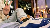 Kafe dengan konsep demi terbuka dipilih Kiesha untuk menikmati udara segar. Sambil menunggu minumannya ia menyempatkan diri untuk berfoto. Foto: Instagram/kiesha.alvaro