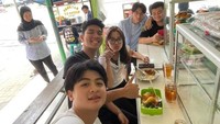 Walaupun sudah menjadi orang terkenal, ia tak sungkan untuk hidup dengan cara yang sederhana. Menyantap menu makan siang yang mengenyangkan, Kiesha Alvaro tak sungkan makan warteg. Foto: Instagram/kiesha.alvaro
