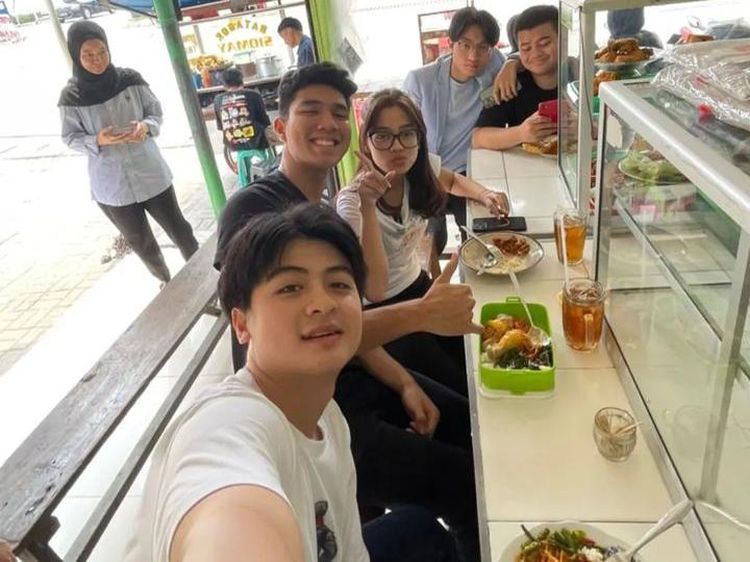 Ikut Terjun ke Politik, Kiesha Alvaro Tak Gengsi Makan di Warteg