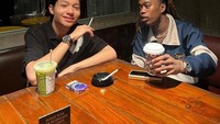 Kiesha Alvaro sosok yang ramah dan pandai bergaul. Bersama teman-temannya ia memilih untuk menghabisi waktu di kafe bersama. Foto: Instagram/kiesha.alvaro