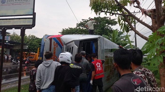 Kondisi Bus Sumber Selamat yang terguling di Jalan Solo-Ngawi, Sragen, pada Minggu (31/12/2023).