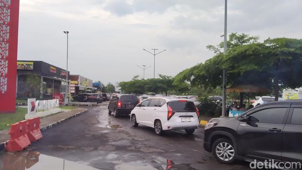 Kondisi kepadatan di rest area Km 164 Tol Cipali