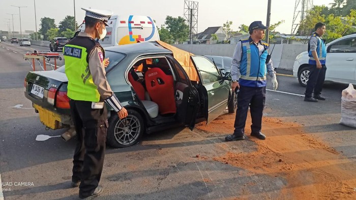 Kondisi mobil sedan yang kecelakaan tunggal di Tol Sidoarjo.