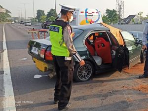 Honda Civic Tabrak Guard Rail Jalan Tol Sidoarjo hingga Pengemudinya Tewas
