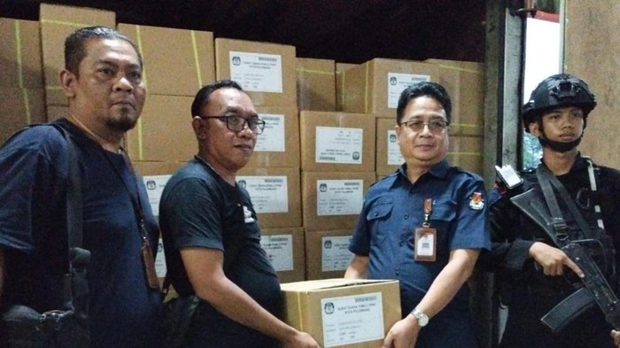 KPU Kota Palembang menerima surat suara untuk Pilpres dan Pileg DPR RI.