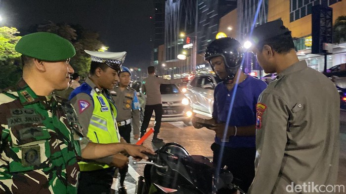 Lalu lintas di Bundaran Waru mulai disekat jelang malam pergantian tahun.