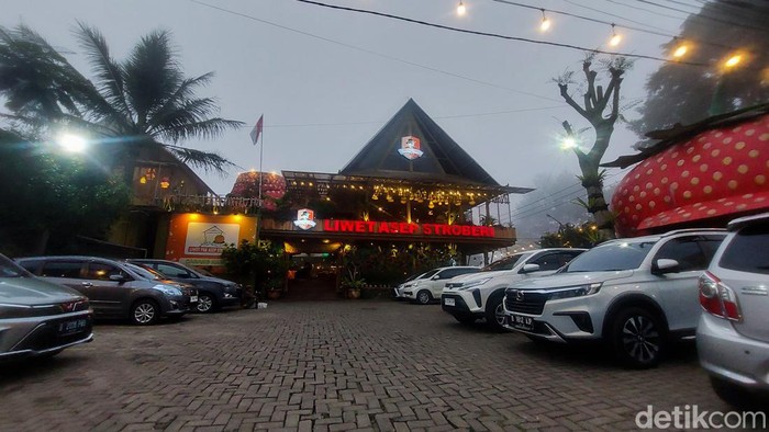 Liwet Asep Stroberi di Kawasan Wisata Lembang