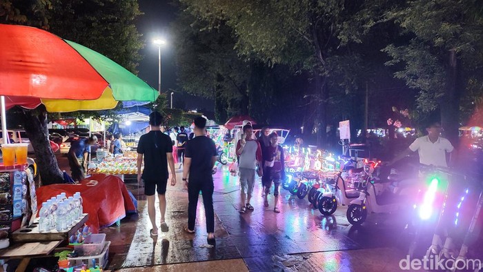 Suasana malam tahun baru di simpang lima Semarang, Minggu (31/12/2023).