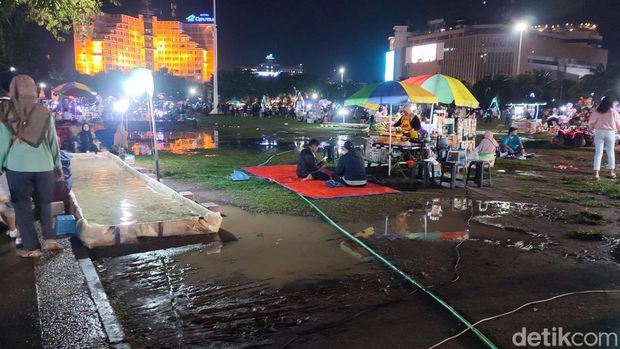 Suasana malam tahun baru di simpang lima Semarang, Minggu (31/12/2023).