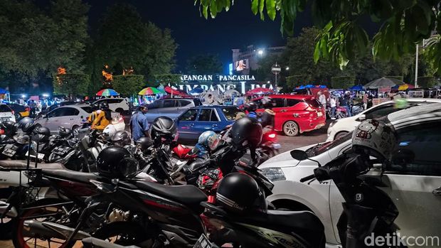 Suasana malam tahun baru di simpang lima Semarang, Minggu (31/12/2023).