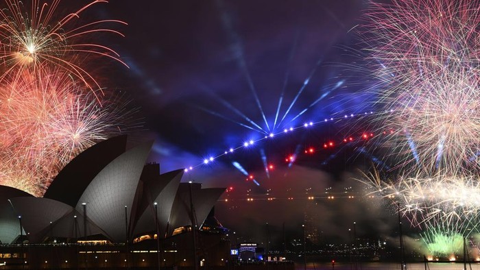 Fireworks explode over Sydney Harbour as New Year's Eve celebrations get underway in Sydney, Sunday, Dec. 31, 2023. (Dan Himbrechts/AAP Image via AP)