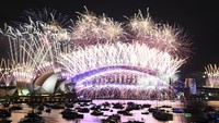 Sydney Opera House terlihat sangat memukau dengan latar belakang kembang api. Dan Himbrechts/AAP Image via AP