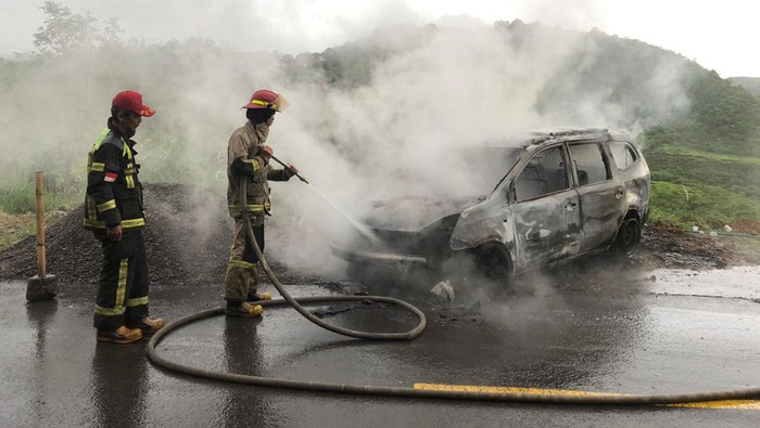 Mobil wisatawan terbakar di Rancabali